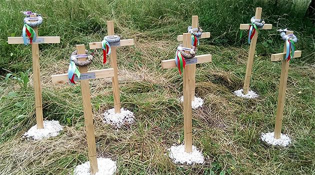 Sedm křížů na místě bývalého "cikánského" lágru v Liberci (FOTO: se svolením Jana Cverčka)