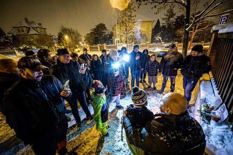 Approximately 20 people, most of them Romani, gathered in front of the Greek Embassy in Prague, Czech Republic to honor the memory of the 16-year-old Romani boy Kostas Fragoulis who was shot by a Greek police officer last week and passed away on Tuesday, 13 December.