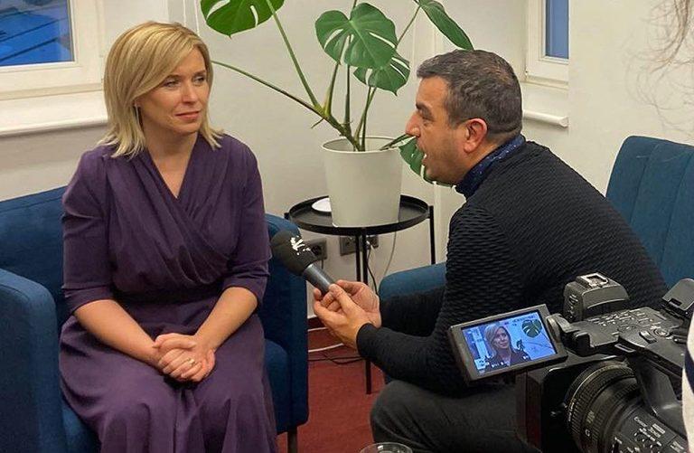 Danuše Nerudová s Richardem Samkem během rozhovoru pro ROMEA TV (FOTO: Tereza Heková)