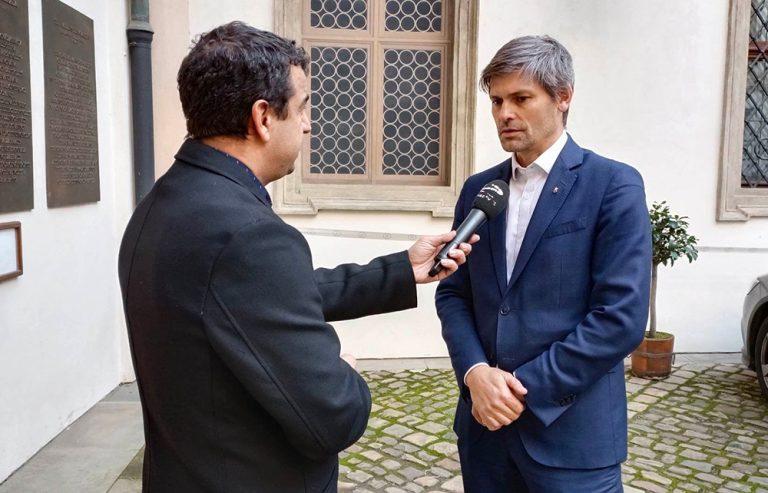 Marek Hilšer s Richardem Samkem během rozhovoru pro ROMEA TV (FOTO: Tereza Heková)