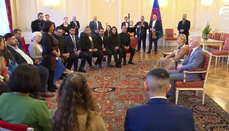 Czech President Petr Pavel and the First Lady met on 13 April 2023 with Czech Government Commissioner for Romani Minority Affairs Lucie Fuková and Romani high school and university students. (PHOTO: ROMEA TV)