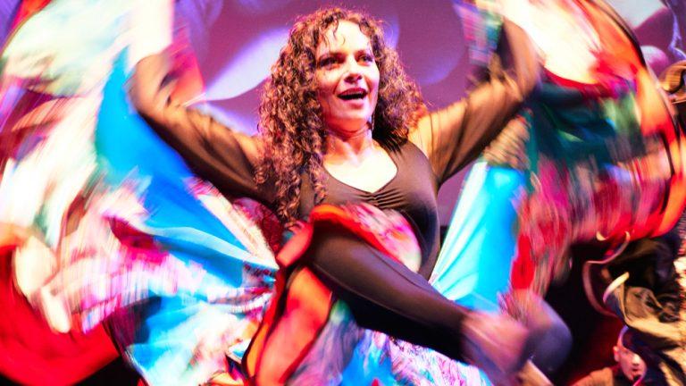 Tanečnice ze skupiny Arbat během vystoupení na Světovém romském festivalu Khamoro, 1. 6. 2023 (FOTO: Petr Karlach)