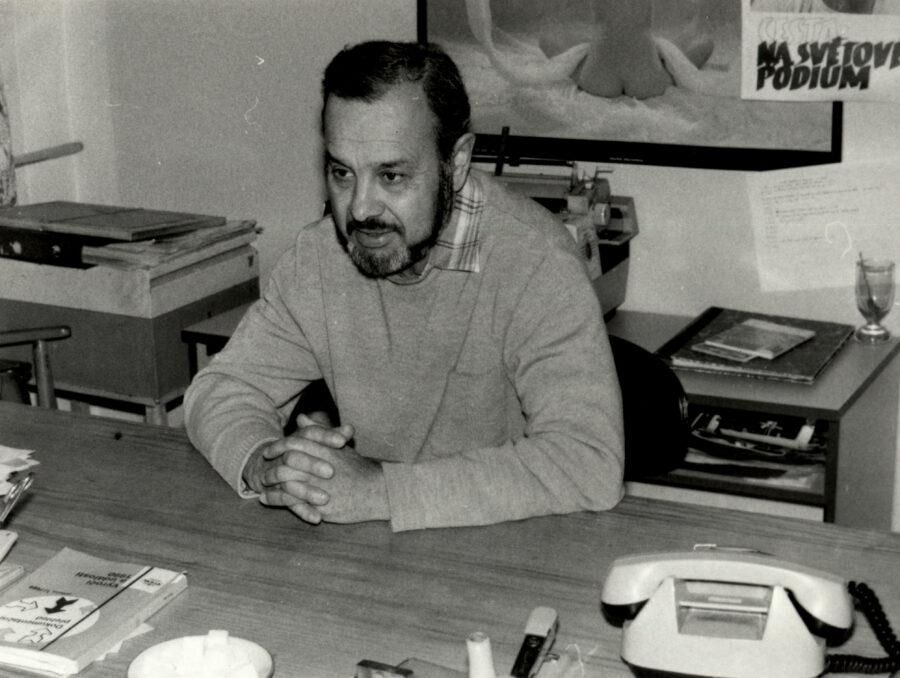 Karel Holomek - rok 1990, v kanceláři (FOTO: se svolením Jany Horváthové)
