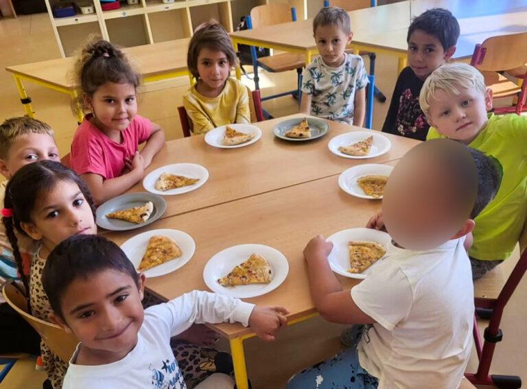 Děti ze Základní školy v Mojžíři dostali pizzu od studentů Gymnázia Na Zatlance, 3. 10. 2023 (FOTO: se svolením ZŠ Mojžíř)