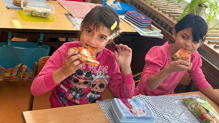 Děti ze Základní školy v Mojžíři dostali pizzu od studentů Gymnázia Na Zatlance, 3. 10. 2023 (FOTO: se svolením ZŠ Mojžíř)