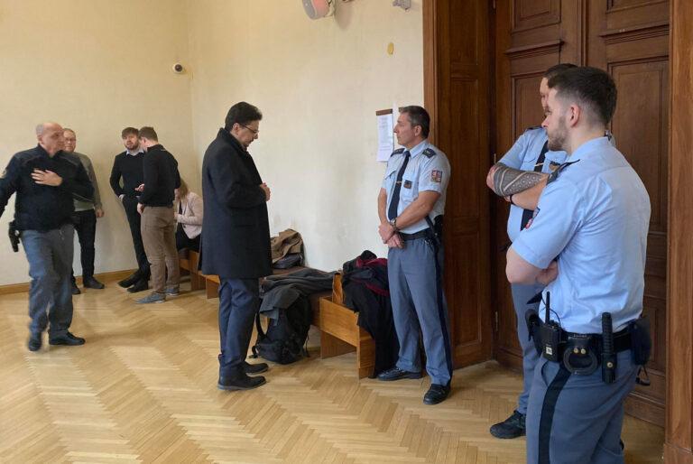 Justiční stráž v budově Krajského soudu v Brně, který se 15. prosince 2023 začal zabývat případem vraždy Roma u Brněnské přehrady. Obžalovaný je muž původem z Ukrajiny. (FOTO: Petr Banda)