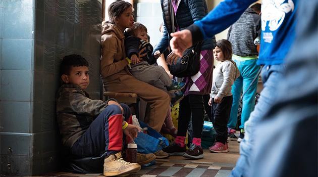 Romští uprchlíci z Ukrajiny na Hlavním nádraží v Praze - květen 2022 (FOTO: Lukáš Cirok)