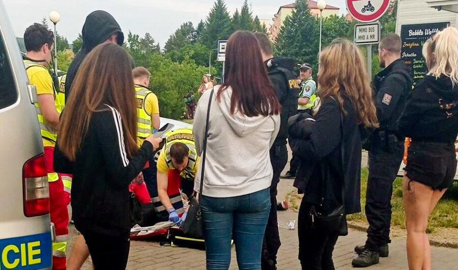 Zásah zdravotníků těsně po tragickém incidentu v Brně (FOTO: Michal Janotka/Facebook)