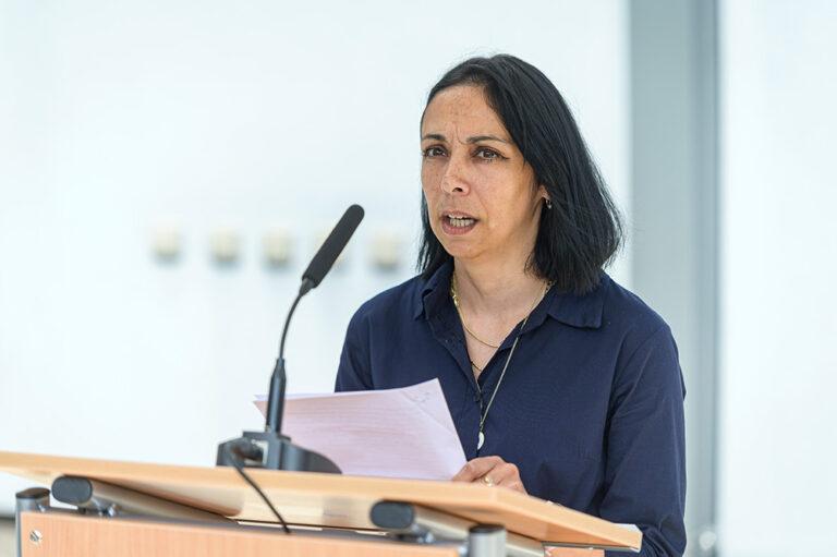Jana Kokyová, předsedkyně Výboru pro odškodnění romského holokaustu, během projevu v Hodoníně u Kunštátu, 18. 8. 2023 (FOTO: Petr Zewlakk Vrabec)