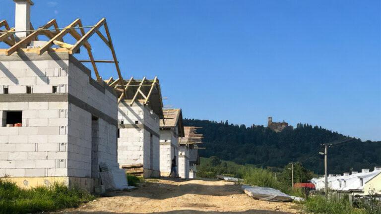 Domky, které si staví Romové ve slovenském Zborově, srpen 2023 (FOTO: se svolením Tomáše Zdechovského)