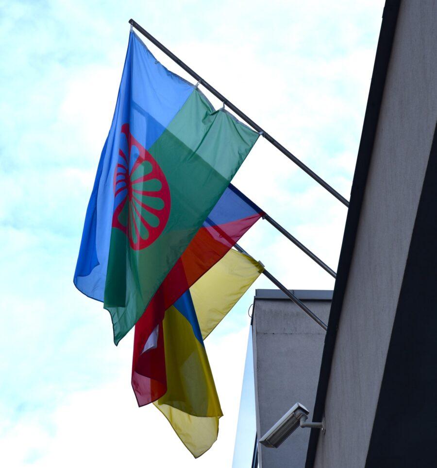 Romská vlajka na budově Krajského úřadu Libereckého kraje (FOTO: se svolením Jana Cverčka)