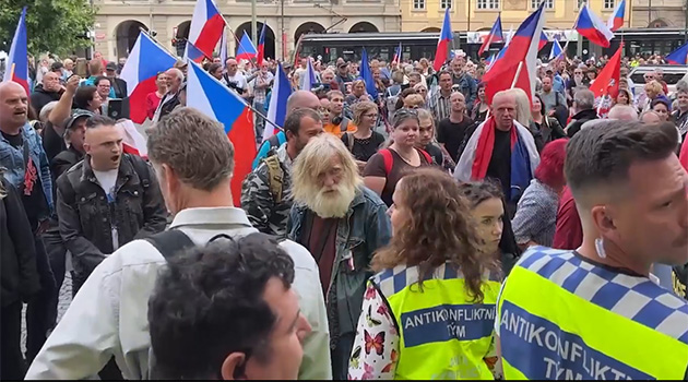 Česká policie zatkla muže s tetováním nacistického hákového kříže na protivládní demonstraci, kde zněla ruská hymna