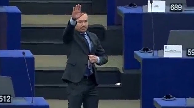 Българските евродепутати бяха глобени за нацистки поздрав в Европейския парламент, а чешките евродепутати го описват като леко предупреждение