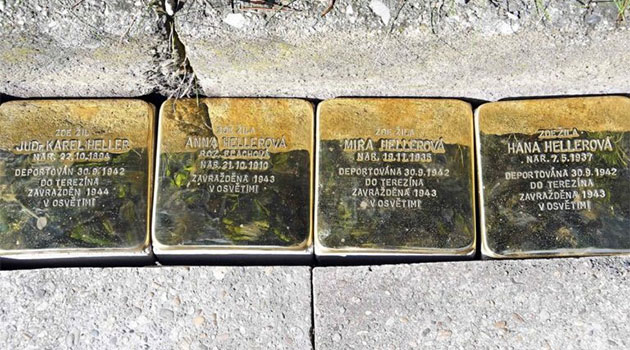 České město na počest obětí holocaustu odhalilo 15 kamenů pro zmizelé