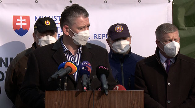 Photo of Slovenský minister vnútra odmietol komentovať rasistické vyjadrenia hasičov o rómskych utečencoch z Ukrajiny.